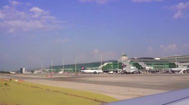 Barcelona, İspanya - 20 Temmuz 2017: Barcelona-El Prat Terminali park halindeki jetler, jet köprüleri ve açık mavi gökyüzü.