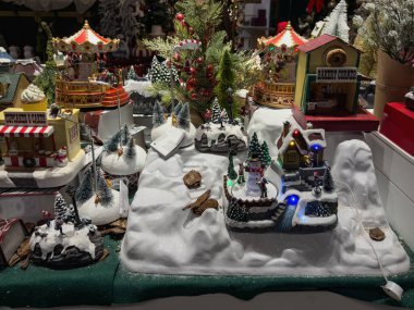 Selanik, Yunanistan - 8 Aralık 2025: Kutlamalı Noel minyatür kış süslemeleri, tezgahlar ayrıntılı bir masa üstü gösterisi olarak düzenlendi.