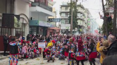 Xanthi, Yunanistan - 22 Şubat 2026: İnsanlar her yıl düzenlenen karnaval geçidi için Xanthi caddelerinde toplanıyorlar. Katılımcılar renkli kıyafetler giyip müzik ve dansla kutluyorlar..