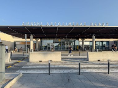 Paphos, Kıbrıs - 16 Eylül 2025: Uluslararası Havalimanı 'nın kalkış alanının dışındaki gezginler.
