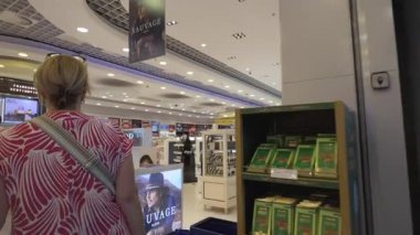 Paphos, Kıbrıs - 21 Eylül 2025: Ziyaretçiler vergisiz bölgede gezip alışveriş yapıyorlar ve çeşitli markalar sergileniyor.