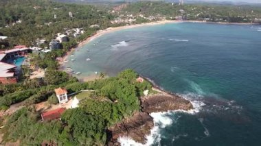 Unawatuna sahilinde kışın insansız hava aracı tarafından. Yüksek kalite 4k görüntü