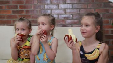 Mayo giymiş muz yiyen üç kız kardeş. Yüksek kalite 4k görüntü