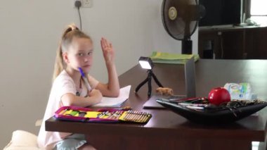 Küçük bir kız evde eğitim görüyor. Yüksek kalite 4k görüntü