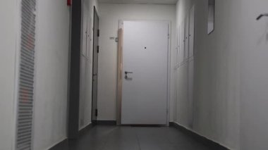 Üç küçük kızı olan bir anne sabah evden ayrılır. Yüksek kaliteli FullHD görüntüler