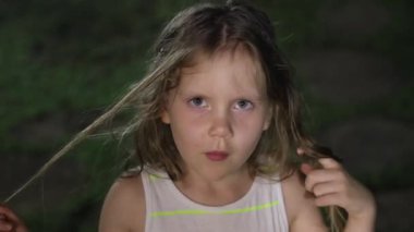 Küçük kız kardeşler akşamları evde kızarlar. Yüksek kaliteli FullHD görüntüler