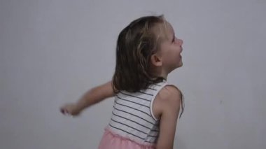 Küçük kız kardeşler akşamları evde kızarlar. Yüksek kaliteli FullHD görüntüler