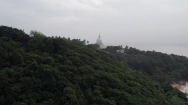 Sri Lanka Unawatuna 'daki orman sahili insansız hava aracı görüntüleri. Yüksek kalite 4k görüntü