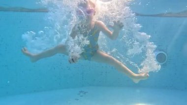 Küçük bir kız havuza atladı. Yüksek kalite 4k görüntü