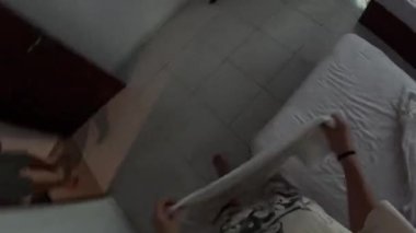 Annem kahvaltı hazırlar, bulaşıkları yıkar, sabahları yatağı toplar. Yüksek kalite 4k görüntü