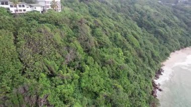 Sri Lanka Unawatuna 'daki orman sahili insansız hava aracı görüntüleri. Yüksek kalite 4k görüntü