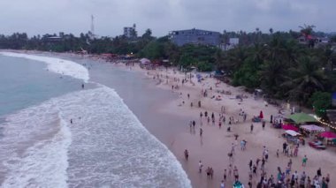 Sri Lanka 'daki Mirisa plajı insansız hava aracı. Yüksek kalite 4k görüntü