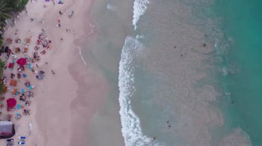 Sri Lanka 'daki Mirisa plajı insansız hava aracı. Yüksek kalite 4k görüntü