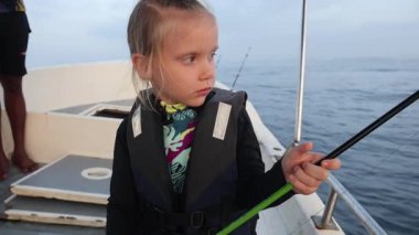 Çocuklu bir aile balık tutmak için sabah erkenden bir tekneyle okyanusa açılır. Yüksek kalite 4k görüntü