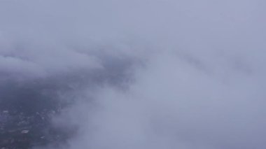 Kandy Sri Lanka şehri, yağmurlu bir havada İHA ile vuruluyor. Yüksek kalite 4k görüntü