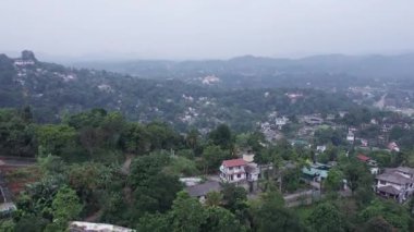 Kandy Sri Lanka şehri, yağmurlu bir havada İHA ile vuruluyor. Yüksek kalite 4k görüntü