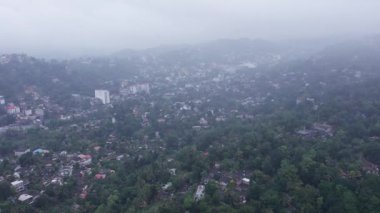 Kandy Sri Lanka şehri, yağmurlu bir havada İHA ile vuruluyor. Yüksek kalite 4k görüntü