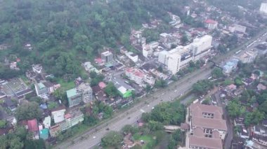 Kandy Sri Lanka şehri, yağmurlu bir havada İHA ile vuruluyor. Yüksek kalite 4k görüntü