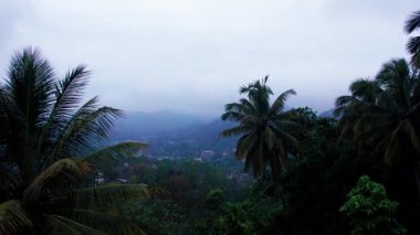 Kandy Sri Lanka şehri, yağmurlu bir havada İHA ile vuruluyor. Yüksek kalite 4k görüntü