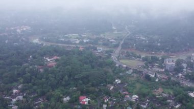 Kandy Sri Lanka şehri, yağmurlu bir havada İHA ile vuruluyor. Yüksek kalite 4k görüntü