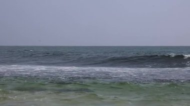 Büyük dalgalı kıyı okyanusu kayaları. Yüksek kaliteli FullHD görüntüler