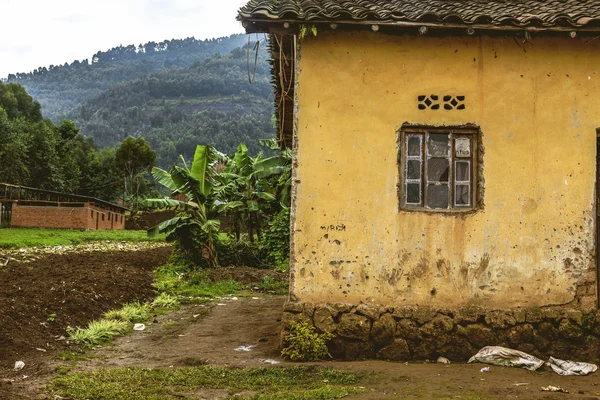 The old house with broken window. — Stock Photo, Image