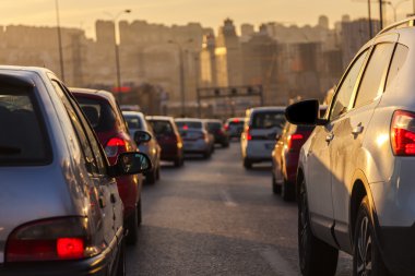 Akşam trafik. Günün sonunda işten eve git trafikte bekleyen sürücüleri. 