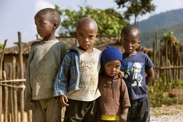 Die Blicke der Kinder, die alte und zerrissene Kleider haben, sind voller Gefühl. — Stockfoto