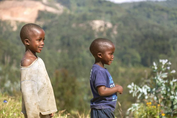 Dwaj biedni chłopcy ze starymi ubraniami, którzy oglądają niebo w górskiej wiosce w lasach deszczowych. — Zdjęcie stockowe