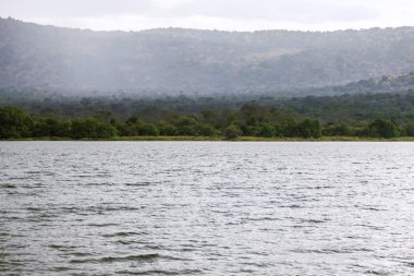  Göl, dağlar, yağmur ormanları ve bulutlar.