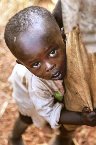 Маленький, робкий африканский мальчик
.