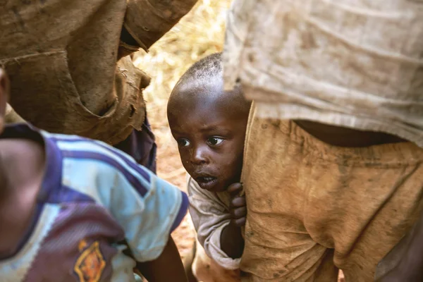 Två små afrikanska pojkar på röda land. — Stockfoto