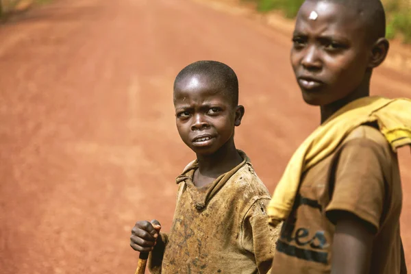 Dois meninos africanos em terra vermelha . — Fotografia de Stock