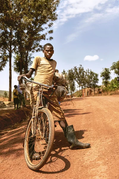En ung man på cykel. — Stockfoto