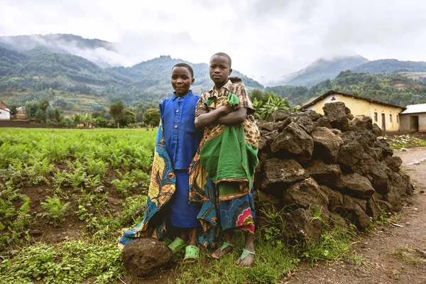 Twee Rwandese jongens in traditionele kleding. — Stockfoto