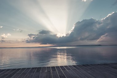 garda Gölü üzerinden günbatımı