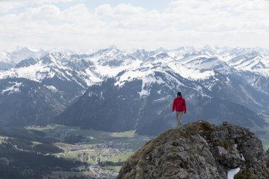 uzun yürüyüşe çıkan kimse taşların üstünde yürür