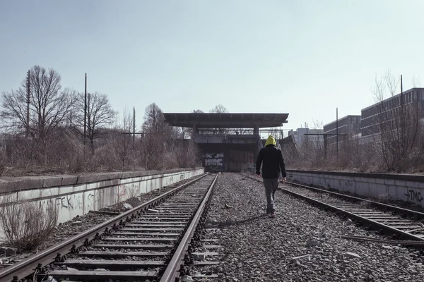 Hombre caminando sobre rieles — Foto de Stock