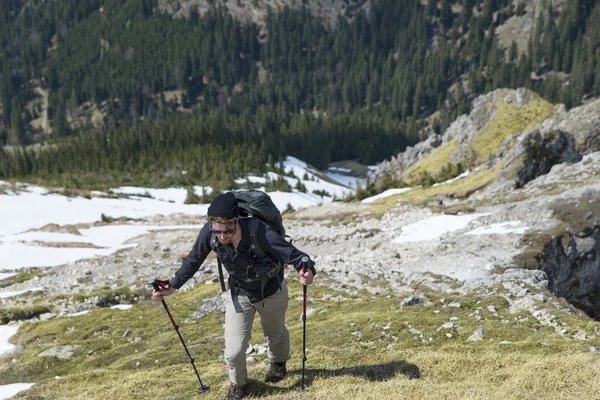 Hombre senderismo en la montaña Aggenstein — Foto de Stock