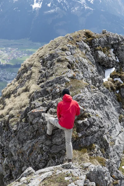 Hiker climbs rock at Aggenstein mountains — Stock Photo, Image