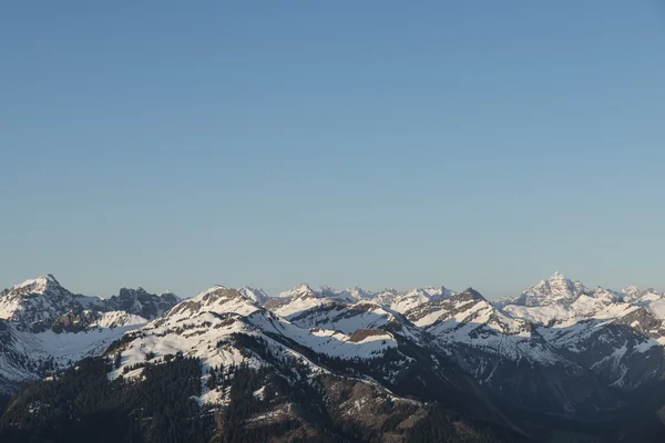 驚くほどの雪の上のビューをかぶった山々 — ストック写真