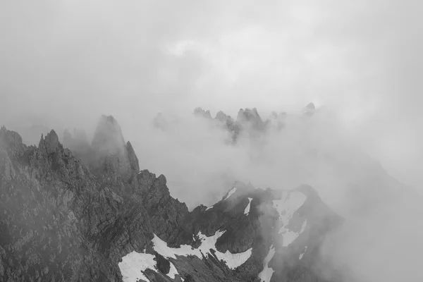 霧の中の山 — ストック写真