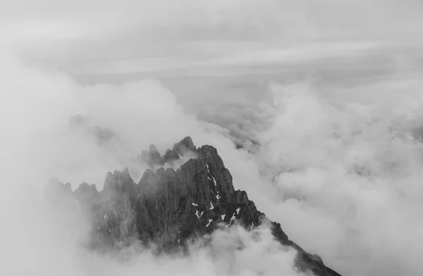 霧の中で暗い山 — ストック写真