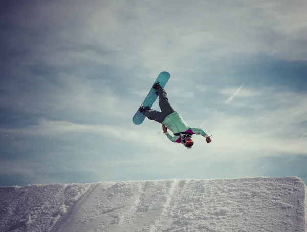Snowboarder salta un superman backflip — Foto de Stock