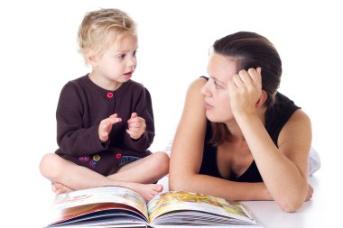 Anne ve çocuk resim kitap okuma