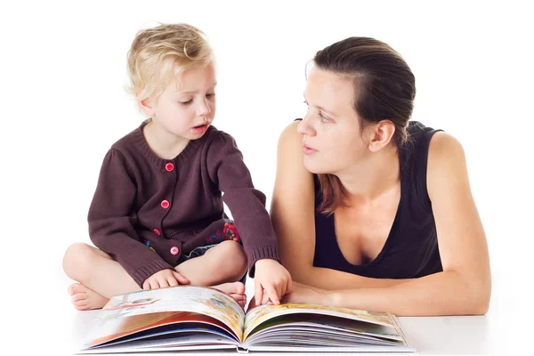 Moeder en kind lezen van foto boek — Stockfoto