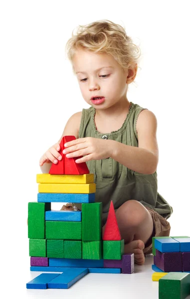 Niña jugando con bloques de madera Imagen de archivo