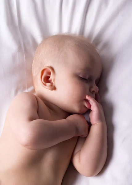 Bebé dormido con los dedos en la boca Fotos de stock libres de derechos