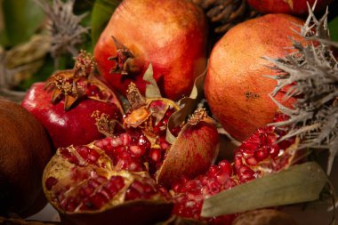 Nar ve cevizden oluşan sonbahar kompozisyonu