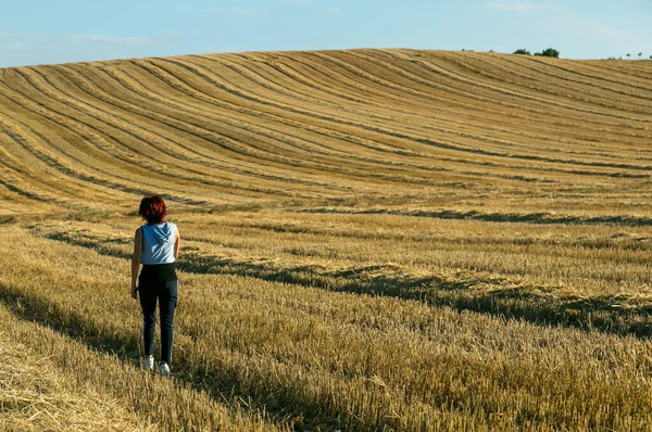 Vrouw Met Rood Haar Loopt Rond Het Veld Sportkleding Bij — Stockfoto